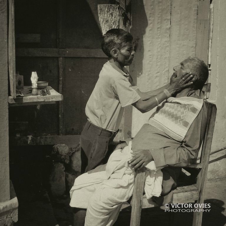 Varanasi - Life in the ghats - Street Barber